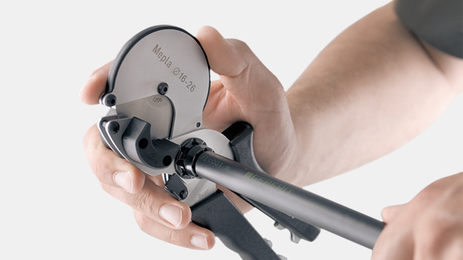 Coupe de tubes à longueur et ébavurage avec un seul outil Coupe de tubes à longueur et ébavurage avec un seul outil