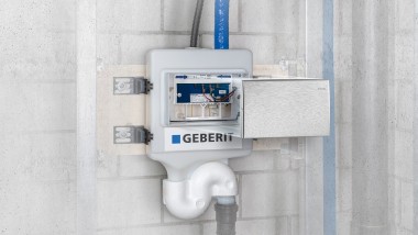 Un rinçage forcé hygiénique Geberit HS30 installé à lʼextrémité dʼune colonne montante (© Geberit)