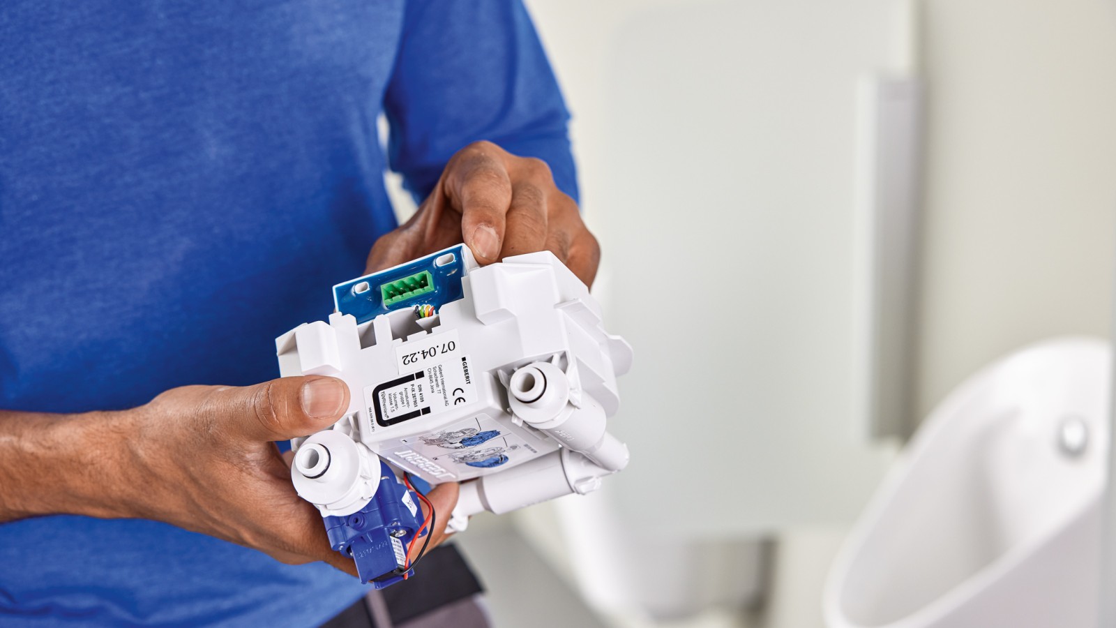 Mise en place du convertisseur Geberit Bus dans la commande d’urinoir intégrée Mise en place du convertisseur Geberit Bus dans la commande d’urinoir intégrée