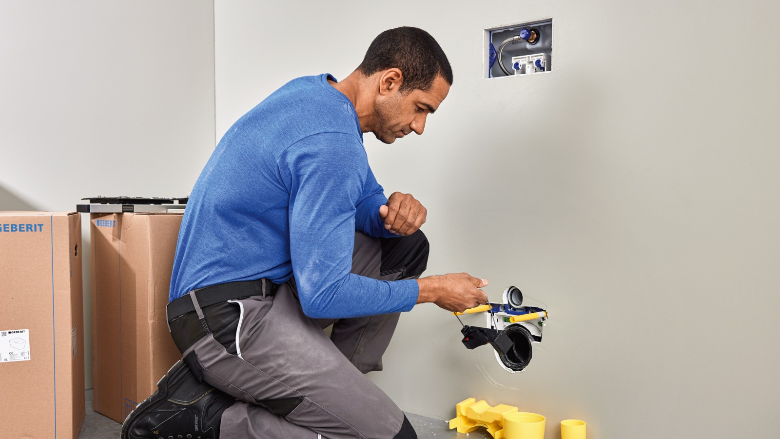 Installation du convertisseur Geberit Bus pour les commandes d’urinoir Installation du convertisseur Geberit Bus pour les commandes d’urinoir