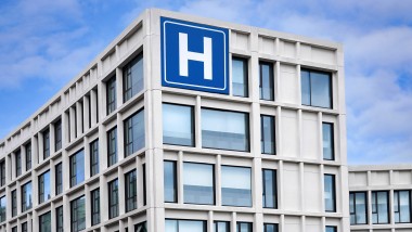Utilisation de Geberit Connect pour garantir l’hygiène de l’eau potable dans les hôpitaux et autres établissements de soins (© 2023 Spiroview Inc/Shutterstock)