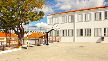 Utilisation de Geberit Connect pour assurer l’hygiène de l’eau potable dans les bâtiments publics tels que les écoles et les jardins d’enfants (© 2018 joserpizarro/Shutterstock)
