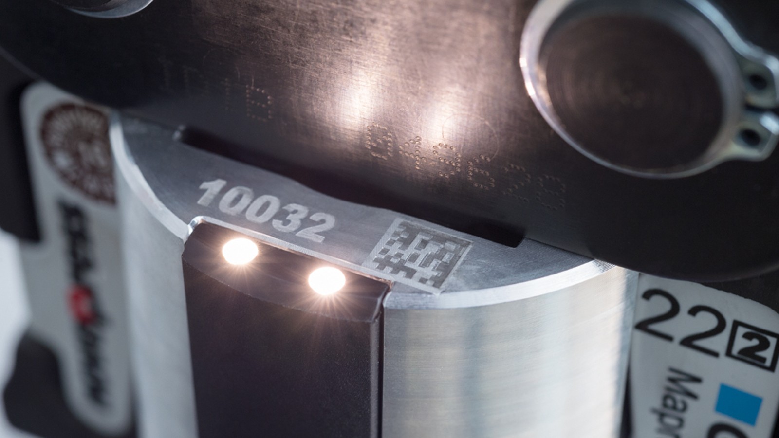 Outil de sertissage Geberit avec éclairage de la zone de sertissage pour une parfaite visibilité dans les endroits sombres