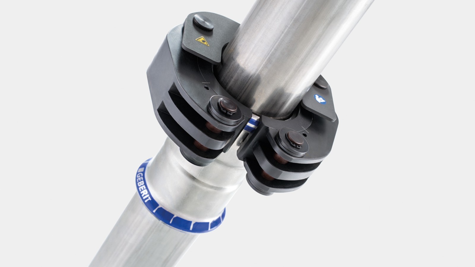 La chaîne de sertissage Geberit est fixée au raccord Geberit Mapress à l’aide d’un mécanisme à enclenchement rapide