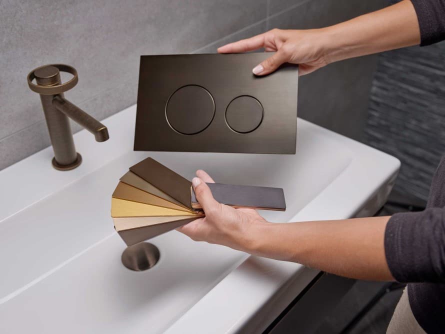 Geberit Sigma40 assortie à la robinetterie de lavabo finition métallisée aged bronze Geberit Sigma40 assortie à la robinetterie de lavabo finition métallisée aged bronze