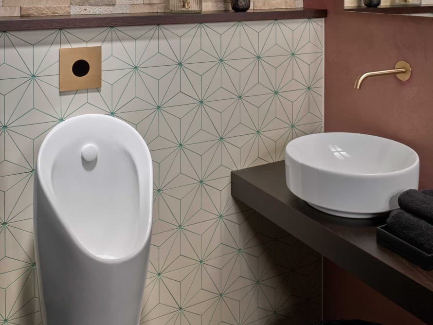 Le recouvrement d’urinoir type 40 avec déclenchement sans contact du rinçage s’harmonise avec les robinetteries de lavabo des principaux fabricants et brille par son design de tout premier ordre Le recouvrement d’urinoir type 40 avec déclenchement sans contact du rinçage s’harmonise avec les robinetteries de lavabo des principaux fabricants et brille par son design de tout premier ordre