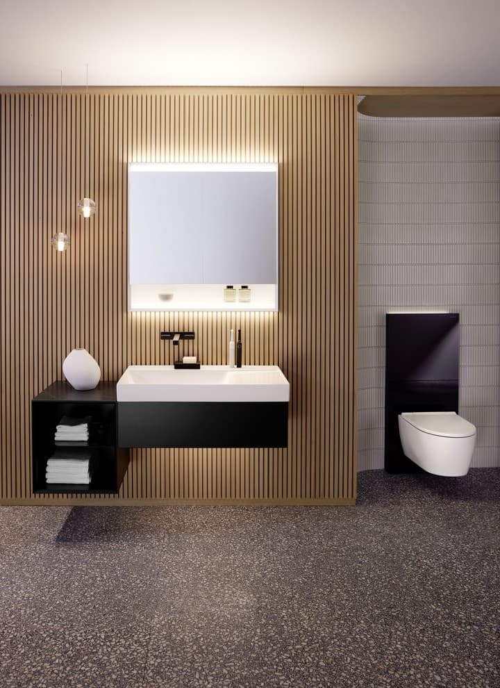 Geberit ONE avec point dʼeau simple et Monolith Plus en verre noir (© Geberit) Geberit ONE avec point dʼeau simple et Monolith Plus en verre noir (© Geberit)