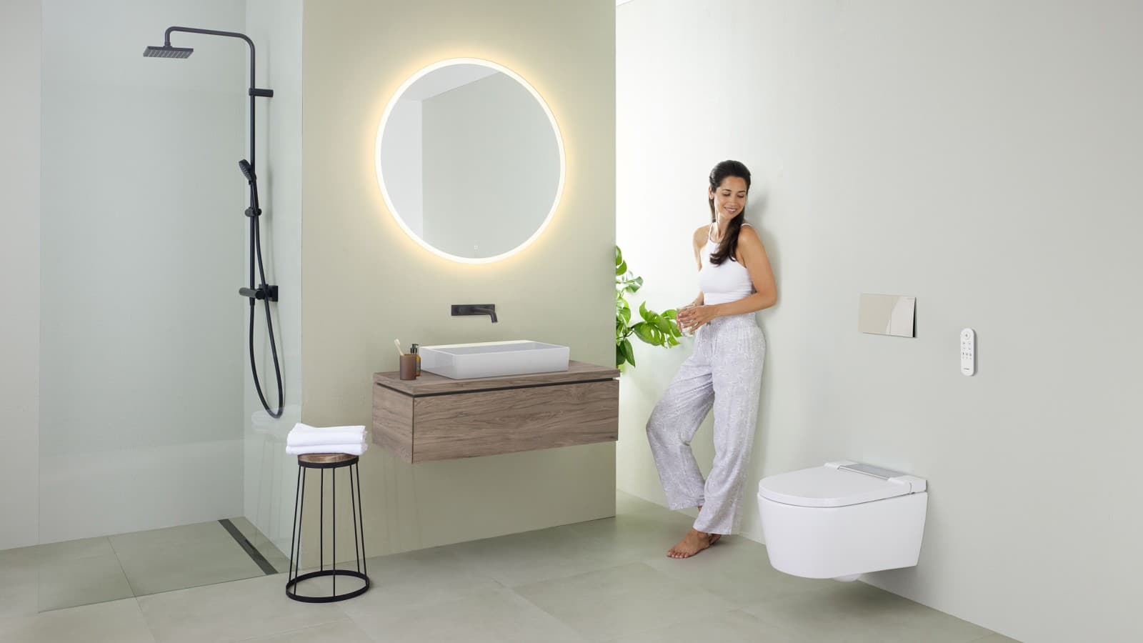 Femme dans une salle de bains minimaliste Femme dans une salle de bains minimaliste