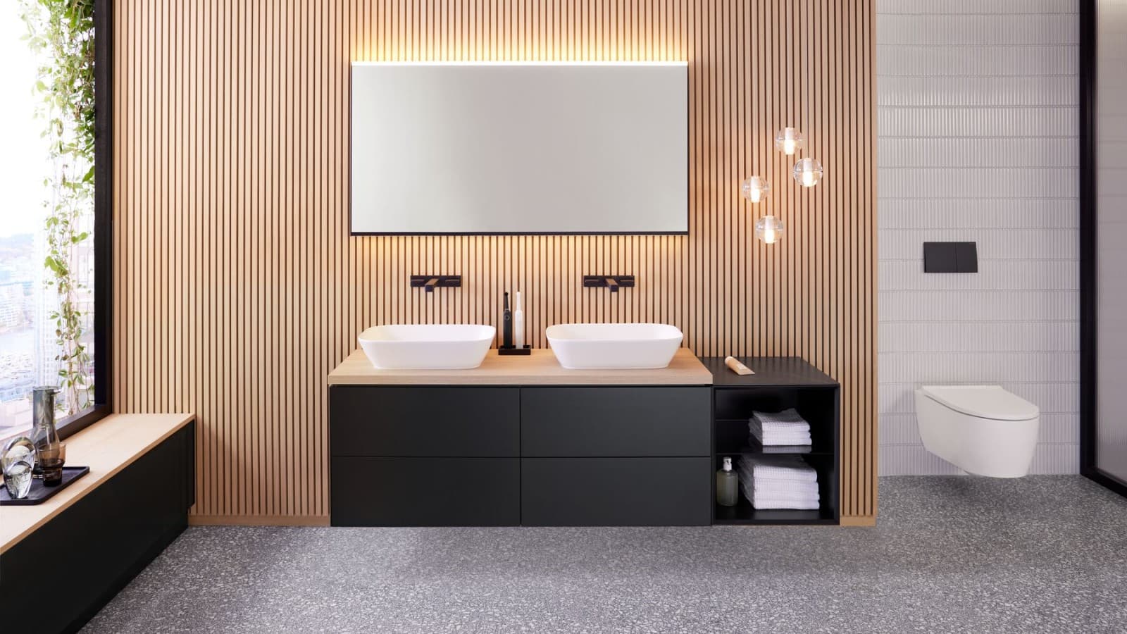 Geberit ONE combiné avec un Geberit Option Plus Square 135 cm en noir mat (© Geberit) Geberit ONE combiné avec un Geberit Option Plus Square 135 cm en noir mat (© Geberit)