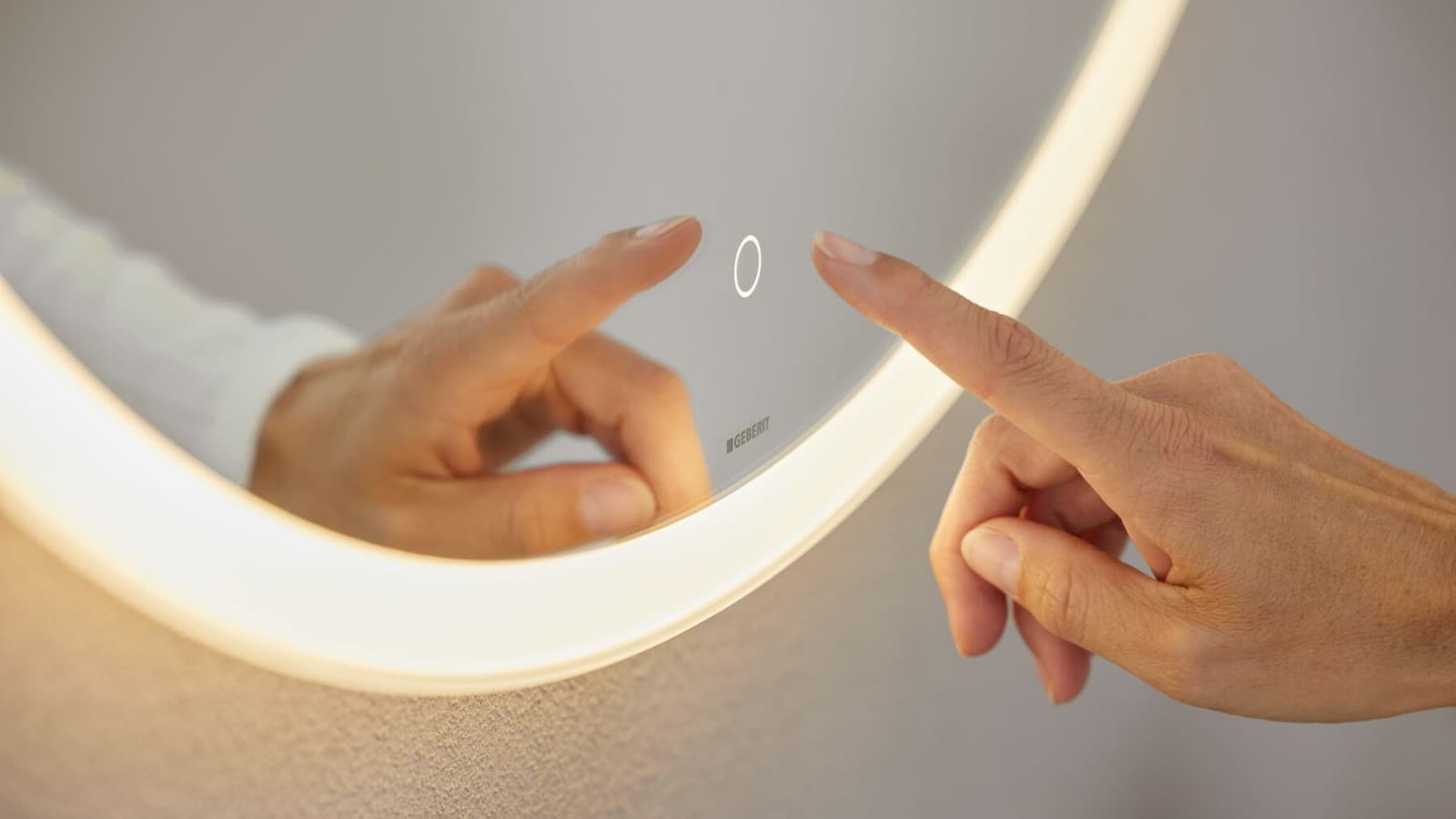 Miroir Option rond avec interrupteur à capteur tactile (© Geberit) Miroir Option rond avec interrupteur à capteur tactile (© Geberit)