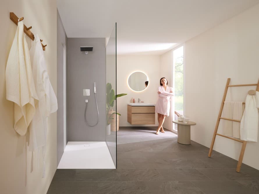 Femme dans une salle de bains avec douche Femme dans une salle de bains avec douche