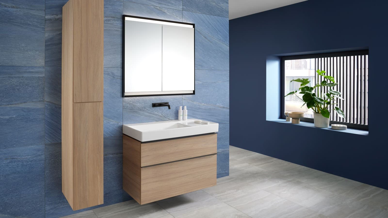 Lavabo Mix & Match Geberit ONE avec meuble sous lavabo Geberit iCon et armoire haute Lavabo Mix & Match Geberit ONE avec meuble sous lavabo Geberit iCon et armoire haute