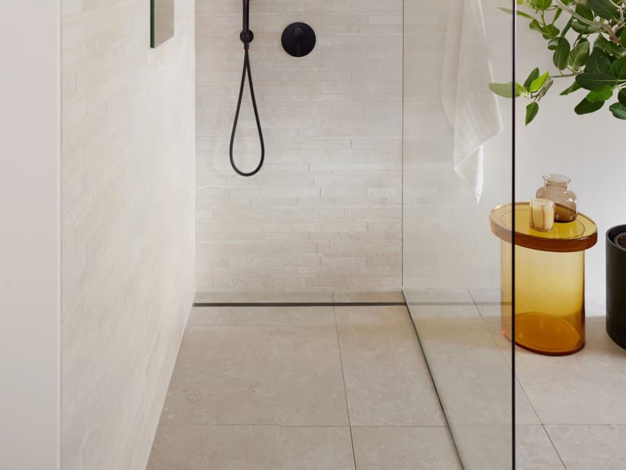 Salle de bains avec de grands carreaux et une douche de plain-pied Salle de bains avec de grands carreaux et une douche de plain-pied