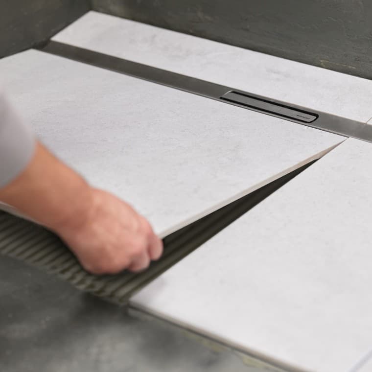 Les griffes sur le canal de douche assurent une fixation solide au sol. Les griffes sur le canal de douche assurent une fixation solide au sol.