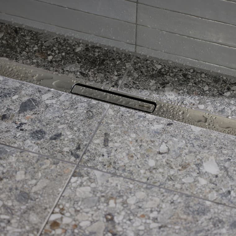 L'eau s'écoule par un élégant profilé en acier inoxydable. L'eau s'écoule par un élégant profilé en acier inoxydable.