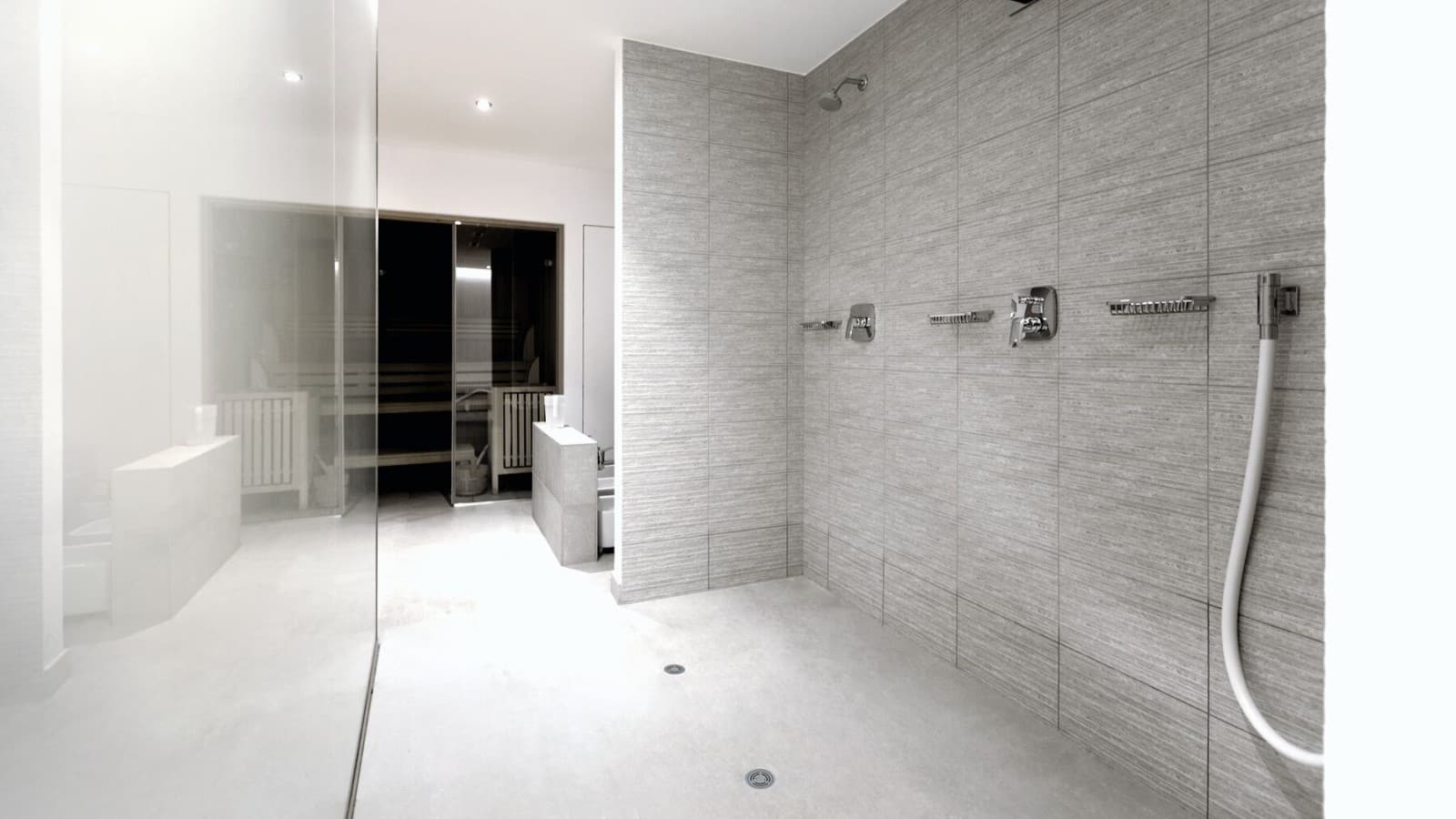 Local sanitaire semi-public avec douche en vinyle (PVC) Geberit avec bonde pour douche de plain-pied Local sanitaire semi-public avec douche en vinyle (PVC) Geberit avec bonde pour douche de plain-pied