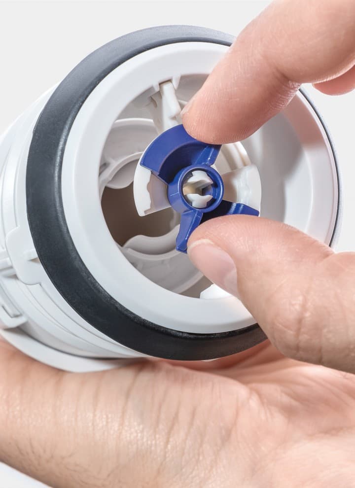 Das Spülventil im Geberit Spülkasten lässt sich einfach reinigen (© Geberit) Das Spülventil im Geberit Spülkasten lässt sich einfach reinigen (© Geberit)