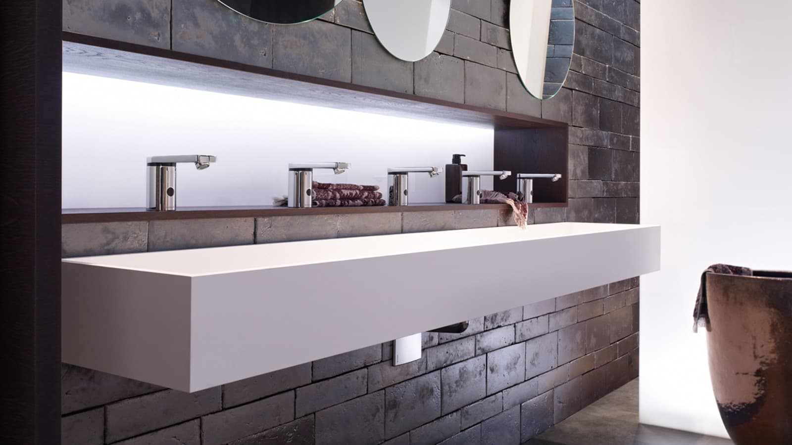 Geberit Waschtisch mit Armaturen und Siphon Geberit Waschtisch mit Armaturen und Siphon