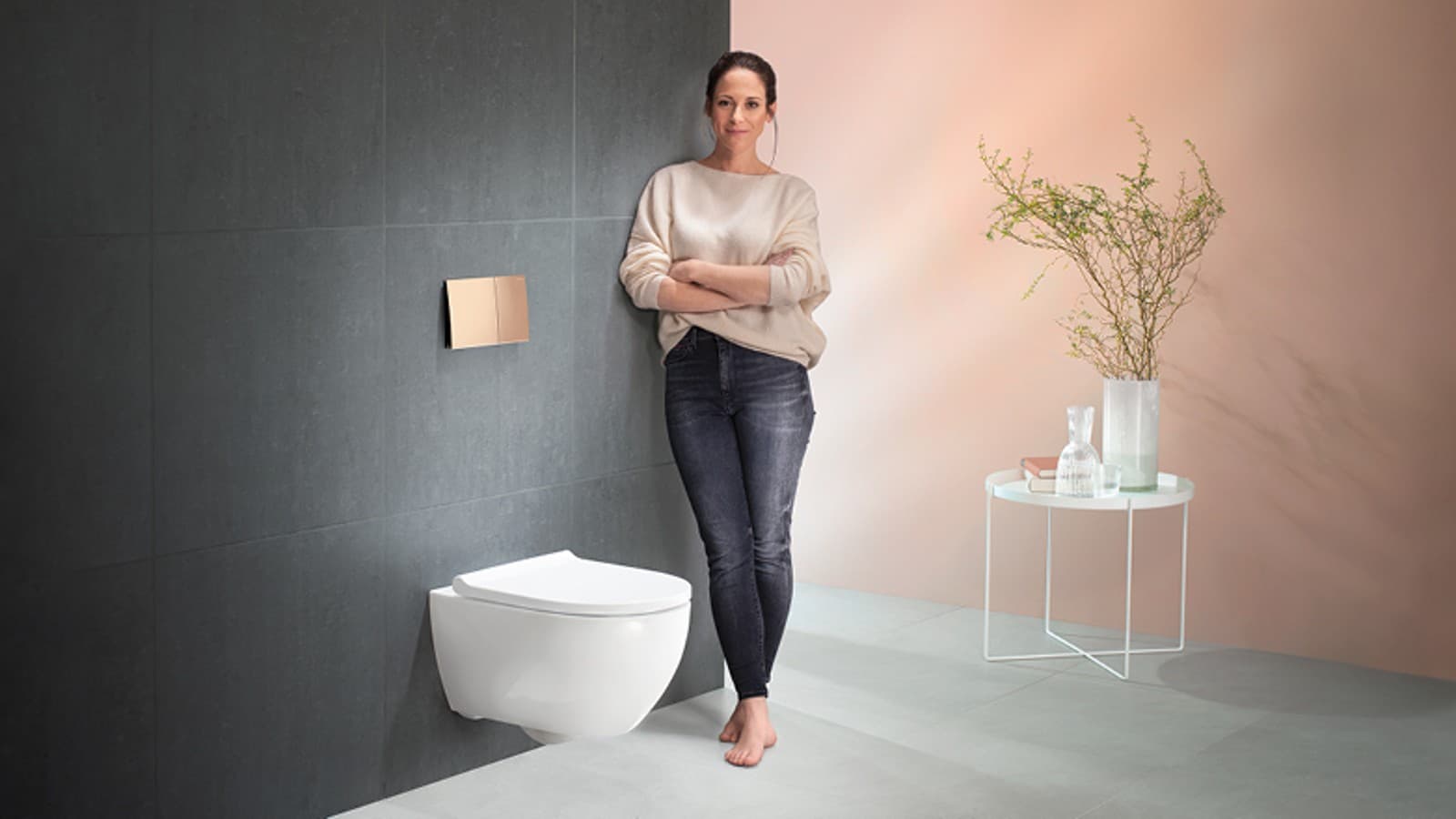 Zufriedene Frau neben ihrem Geberit Acanto WC Zufriedene Frau neben ihrem Geberit Acanto WC