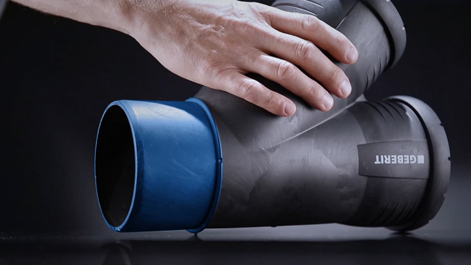 La bague de butée en saillie utilisée dans le cadre du système Geberit Silent-Pro protège la surface étanche contre les rayures La bague de butée en saillie utilisée dans le cadre du système Geberit Silent-Pro protège la surface étanche contre les rayures