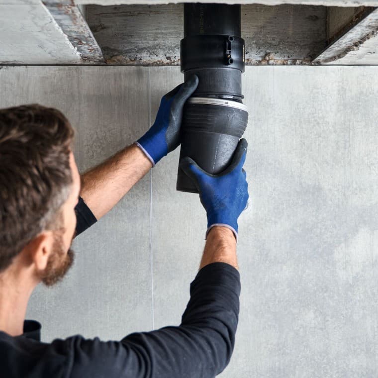 Einbau eines Geberit Silent-db20 Offset Formstücks Einbau eines Geberit Silent-db20 Offset Formstücks