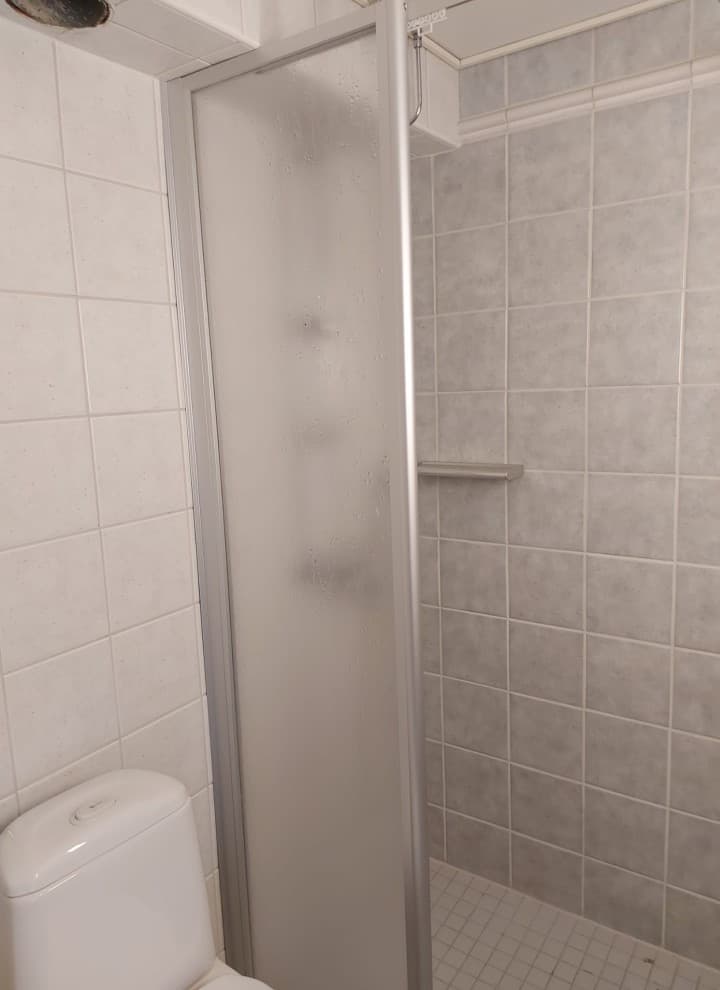 L'image d'après de la petite salle de bains avec un WC suspendu Geberit de la série iCon (© Meja Hynynen) L'image d'après de la petite salle de bains avec un WC suspendu Geberit de la série iCon (© Meja Hynynen)
