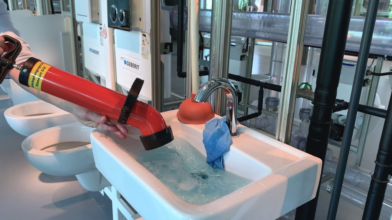 Ein Druckrohrreiniger im Einsatz Ein Druckrohrreiniger im Einsatz