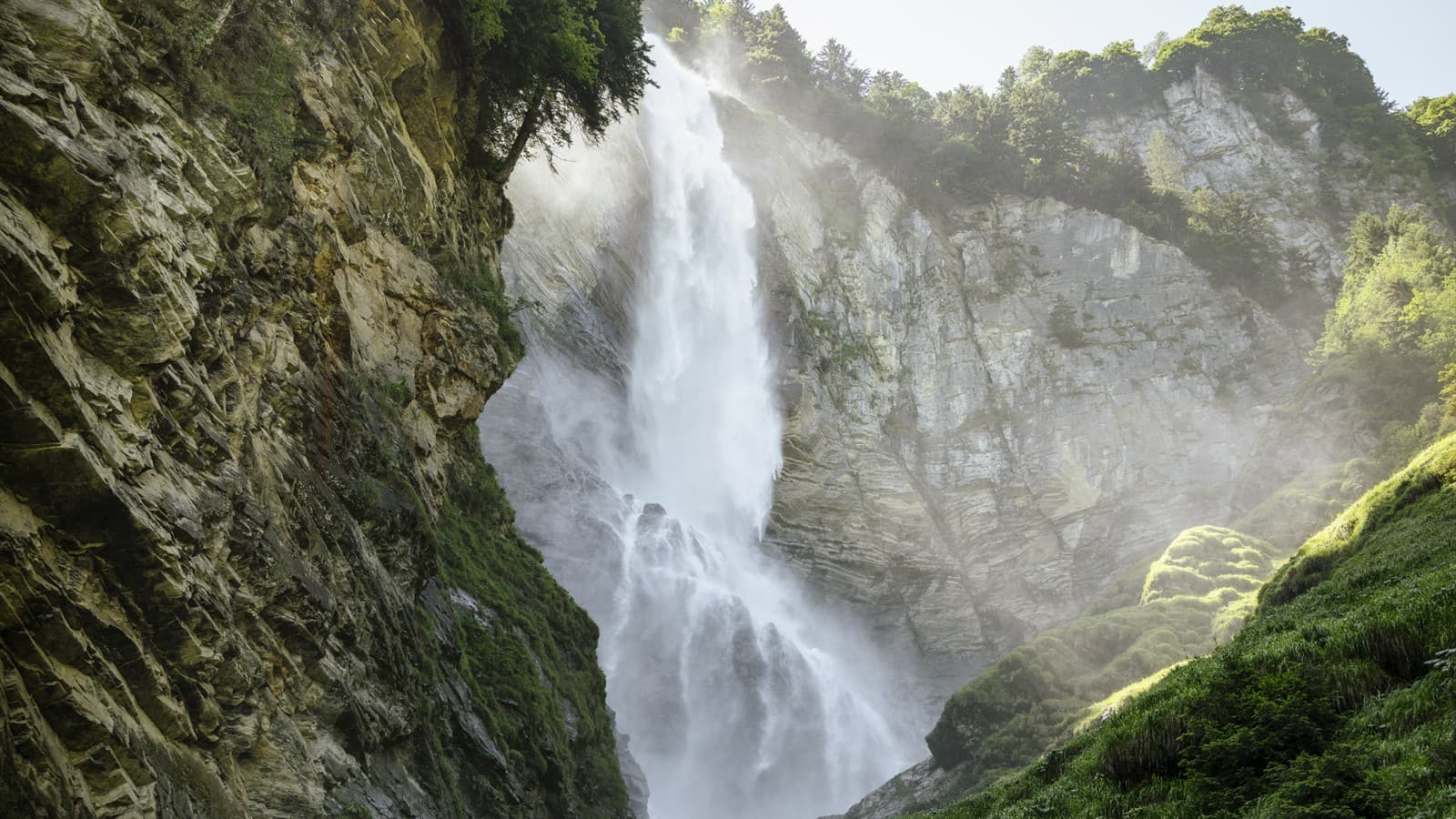 Imposante cascade dans un paysage vert (© Geberit) Imposante cascade dans un paysage vert (© Geberit)