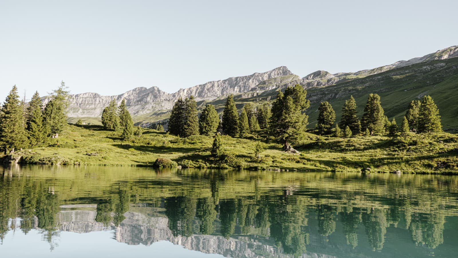 Reflets dans le lac de montagne suisse Engstlensee à 1 835 m d'altitude. Photographe: Bruno Augsburger (© Geberit) Reflets dans le lac de montagne suisse Engstlensee à 1 835 m d'altitude. Photographe: Bruno Augsburger (© Geberit)