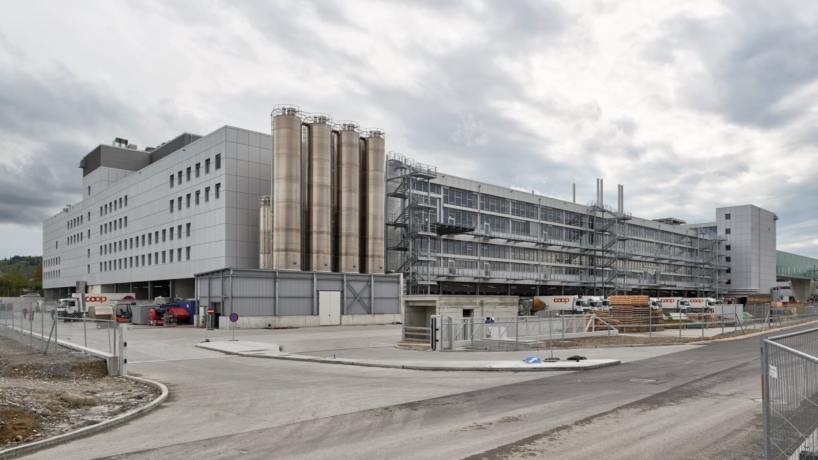 Der Standort von Coop umfasst unter anderem ein vollautomatisiertes Tiefkühllager, eine Grossbäckerei und -konditorei, eine Leergutzentrale sowie Büroräume und verfügt über ein eigenes Biomassekraftwerk. Der Standort von Coop umfasst unter anderem ein vollautomatisiertes Tiefkühllager, eine Grossbäckerei und -konditorei, eine Leergutzentrale sowie Büroräume und verfügt über ein eigenes Biomassekraftwerk.