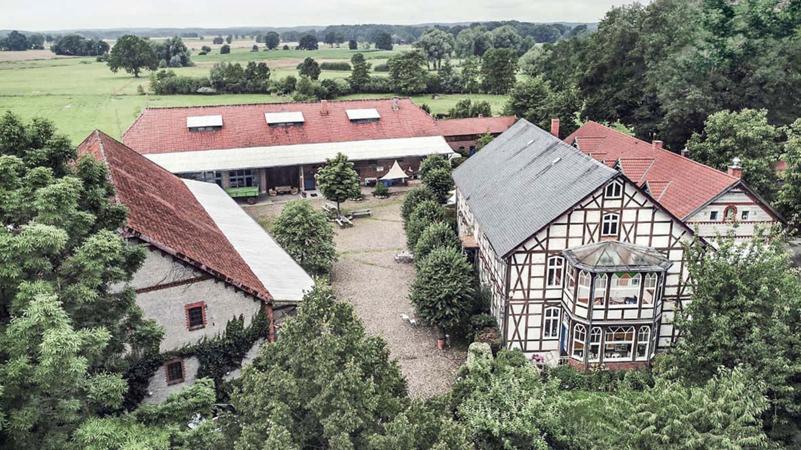 Für «Ein Ding der Möglichkeit» fanden die Bauherren in Norddeutschland eine Heimat. Das weitläufige Gelände umfasst mehrere Gebäude, darunter auch ein Fachwerkhaus (© Geberit) Für «Ein Ding der Möglichkeit» fanden die Bauherren in Norddeutschland eine Heimat. Das weitläufige Gelände umfasst mehrere Gebäude, darunter auch ein Fachwerkhaus (© Geberit)