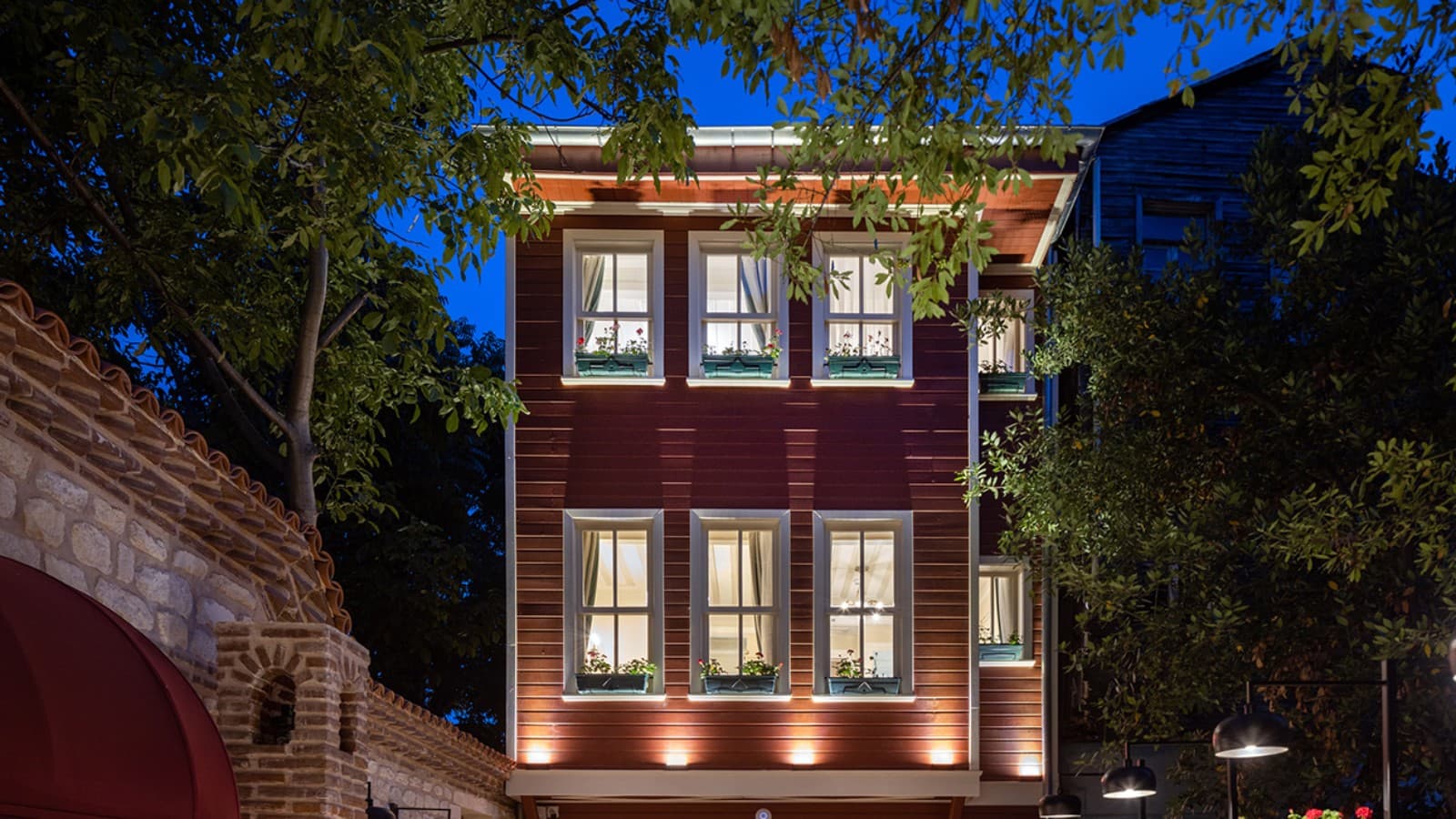 Der Innenhof des Hotels Turkish House in Istanbul kombiniert bauliche und dekorative Elemente aus verschiedenen Epochen (© Hotel Turkish House) Der Innenhof des Hotels Turkish House in Istanbul kombiniert bauliche und dekorative Elemente aus verschiedenen Epochen (© Hotel Turkish House)