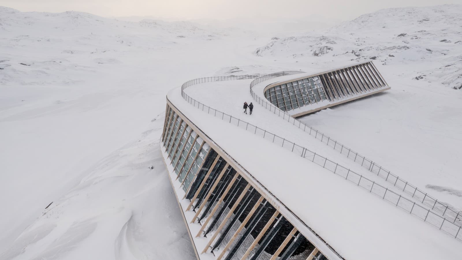 Das Dach des Eisfjordzentrums ist gleichzeitig eine begehbare Terrasse (© Adam Mørk) Das Dach des Eisfjordzentrums ist gleichzeitig eine begehbare Terrasse (© Adam Mørk)
