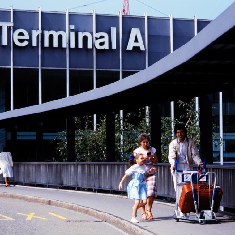 Fussgänger vor dem Terminal A im Jahr 1985 (© Swissair) Fussgänger vor dem Terminal A im Jahr 1985 (© Swissair)