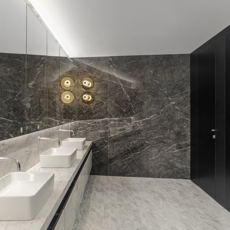 Schlichte Eleganz – auch in den Sanitärräumen. Hinter der Wand: das wassersparende WC-System von Geberit (© Ana Skobe) Schlichte Eleganz – auch in den Sanitärräumen. Hinter der Wand: das wassersparende WC-System von Geberit (© Ana Skobe)