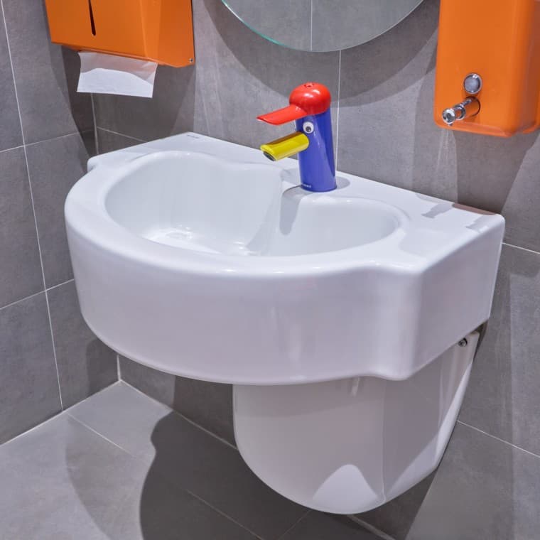 Les produits de la série Geberit Bambini sont utilisés pour les espaces réservés aux enfants. (© Oğuzhan Kasar) Les produits de la série Geberit Bambini sont utilisés pour les espaces réservés aux enfants. (© Oğuzhan Kasar)