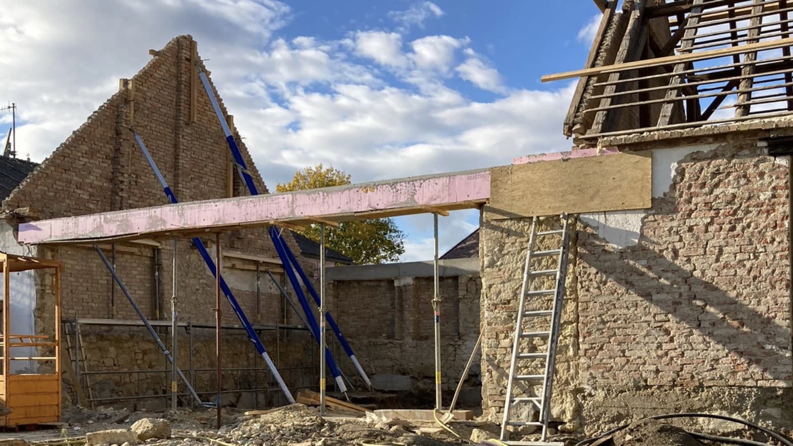 Wie alles begann: Die alte Scheune im Jahr 2021 (© Anna W.) Wie alles begann: Die alte Scheune im Jahr 2021 (© Anna W.)