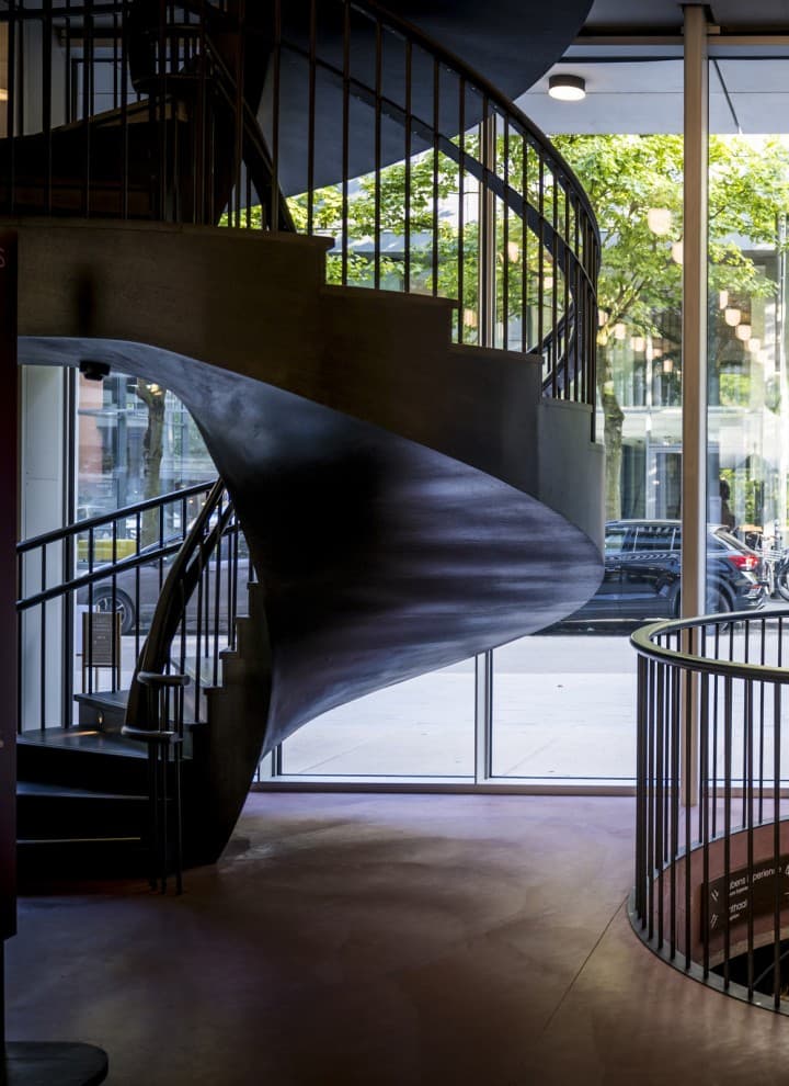 Ein starkes Designelement im Innern sind die Wendeltreppen (© Frederik Beyens) Ein starkes Designelement im Innern sind die Wendeltreppen (© Frederik Beyens)