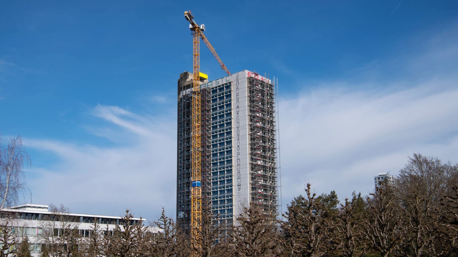 Das Hochhaus OMU 93 aus den 1970er-Jahren wird renoviert und umgenutzt Das Hochhaus OMU 93 aus den 1970er-Jahren wird renoviert und umgenutzt