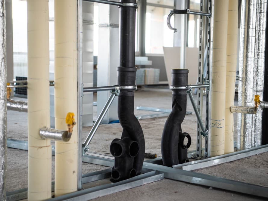 Die Entwässerungsleitung mit Geberit Silent-db20 SuperTube in dem umgebauten Wohngebäude OMU 93 Die Entwässerungsleitung mit Geberit Silent-db20 SuperTube in dem umgebauten Wohngebäude OMU 93