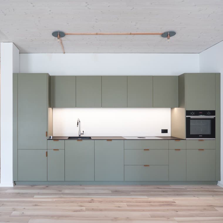 Afin de garantir une utilisation flexible du bâtiment sur le long terme, certaines conduites sont posées de manière apparente. © Openly / Jens Ellensohn Afin de garantir une utilisation flexible du bâtiment sur le long terme, certaines conduites sont posées de manière apparente. © Openly / Jens Ellensohn