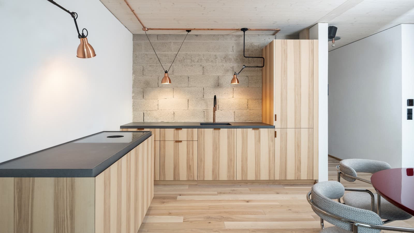 L’aménagement intérieur est réalisé avec du bois issu de forêts régionales et certifiées. (© Openly / Jens Ellensohn) L’aménagement intérieur est réalisé avec du bois issu de forêts régionales et certifiées. (© Openly / Jens Ellensohn)