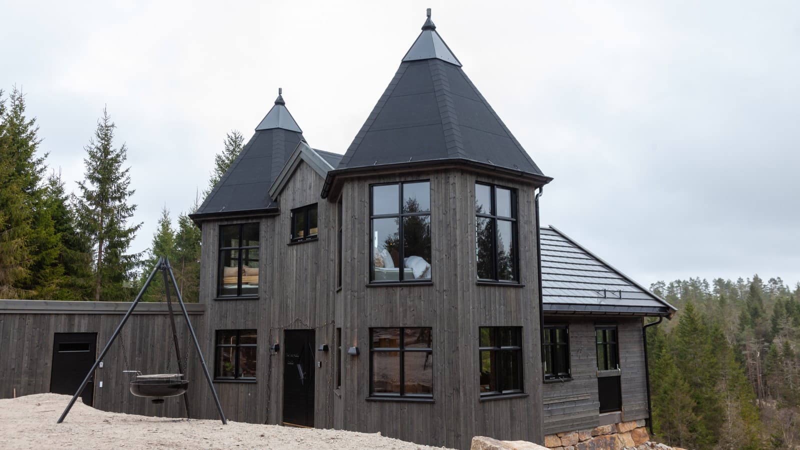 Ein kleines Märchenschloss, ganz aus Holz in die Wälder Südnorwegens gebaut, lässt sich für den Urlaub mieten (© Geberit) Ein kleines Märchenschloss, ganz aus Holz in die Wälder Südnorwegens gebaut, lässt sich für den Urlaub mieten (© Geberit)