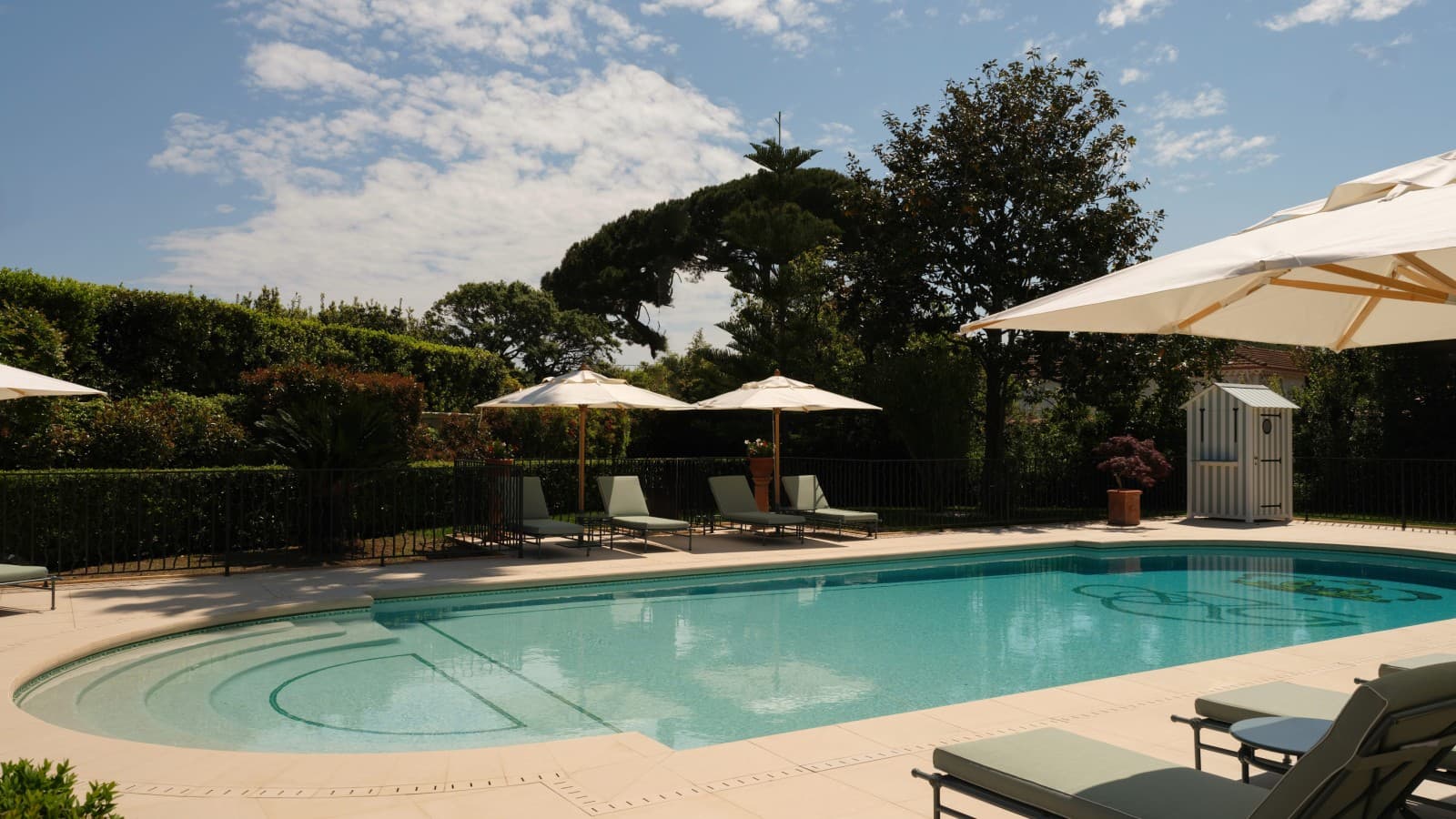 Une piscine dans le jardin méditerranéen devant la Villa Miraé (© Marion Butet Studio) Une piscine dans le jardin méditerranéen devant la Villa Miraé (© Marion Butet Studio)