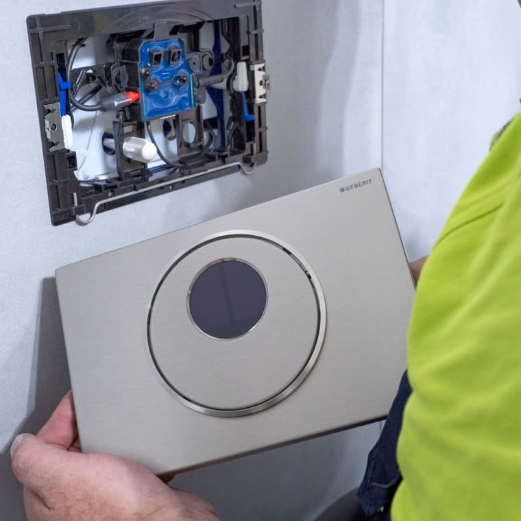 Installation de la plaque de déclenchement Geberit Sigma10 Installation de la plaque de déclenchement Geberit Sigma10