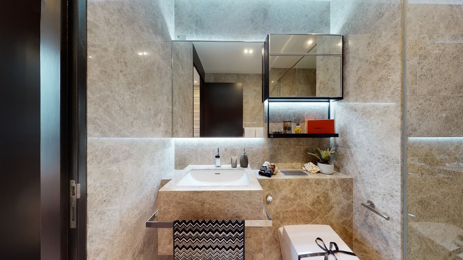 Les WC-douches Geberit AquaClean Sela offrent davantage de confort dans les salles de bains principales (© Guocoland Limited) Les WC-douches Geberit AquaClean Sela offrent davantage de confort dans les salles de bains principales (© Guocoland Limited)