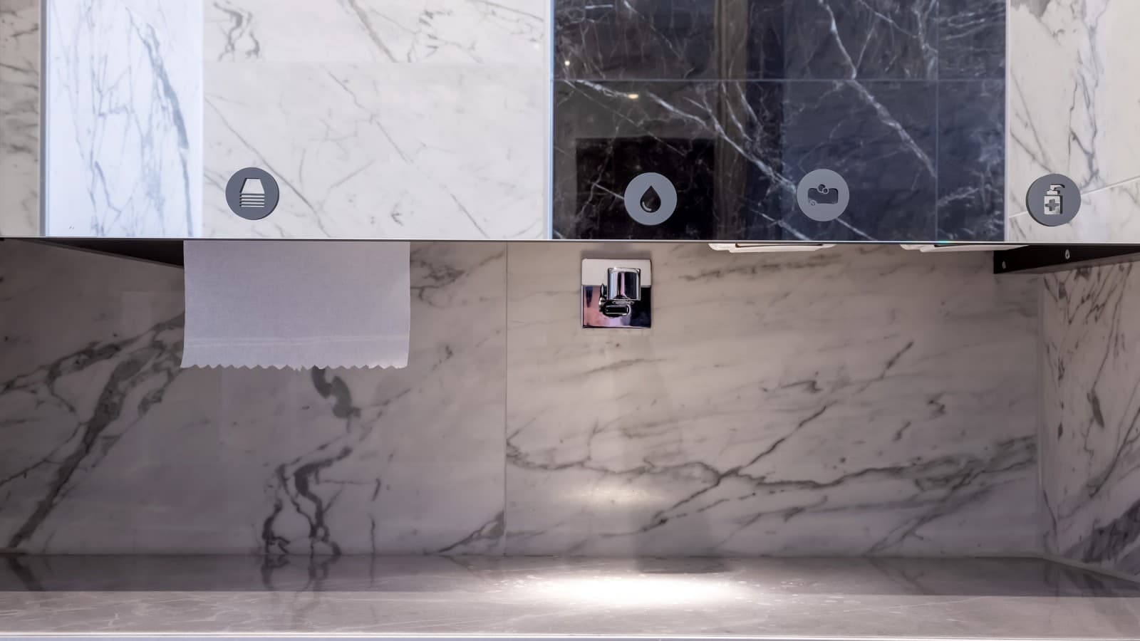 Conception sophistiquée : derrière le carrelage grand format des lavabos, la canivelle de douche CleanLine20 assure l’évacuation de l’eau (© Opernhaus Chemnitz / Nasser Hashemi) Conception sophistiquée : derrière le carrelage grand format des lavabos, la canivelle de douche CleanLine20 assure l’évacuation de l’eau (© Opernhaus Chemnitz / Nasser Hashemi)