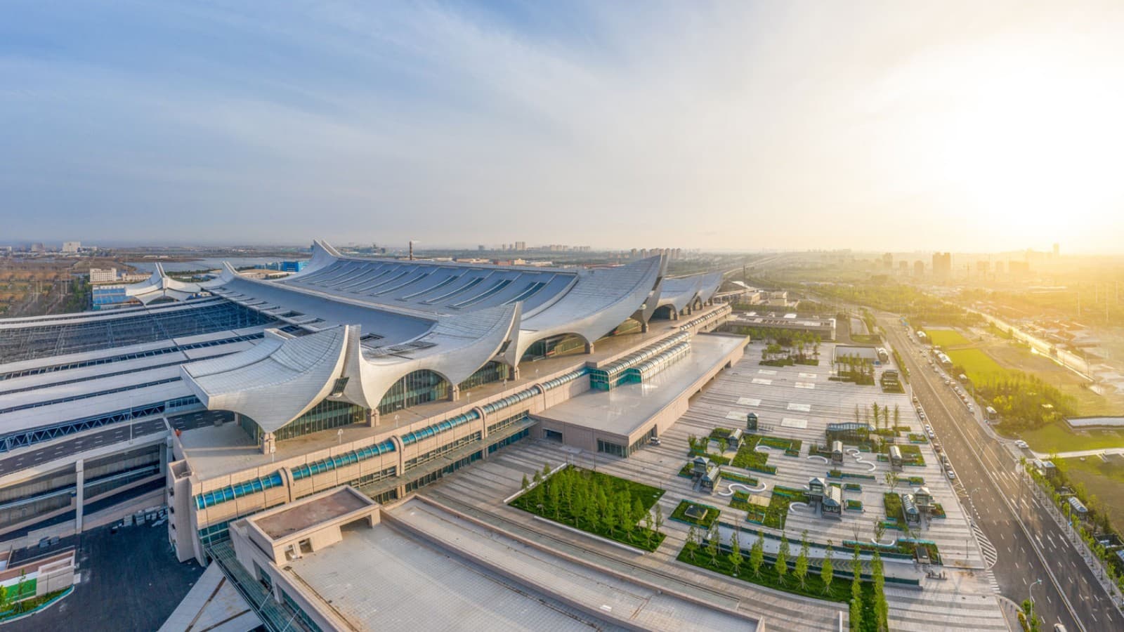 Zwei grosse und acht kleine Wellen: der wogende Bahnhof Hongdao (© ingDESIGN Co., Ltd.) Zwei grosse und acht kleine Wellen: der wogende Bahnhof Hongdao (© ingDESIGN Co., Ltd.)