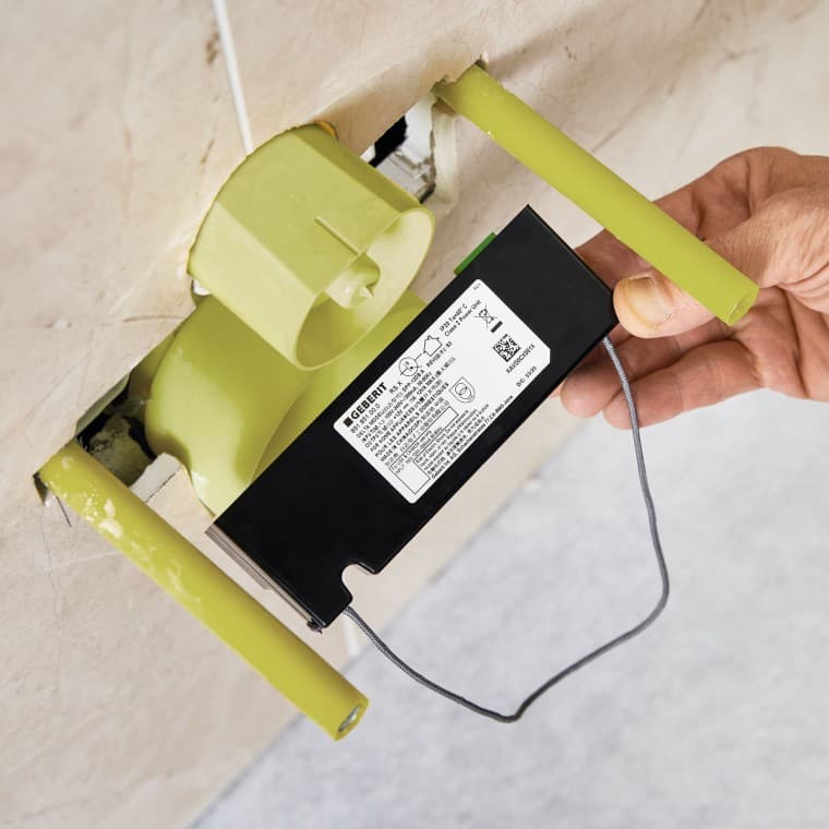 Plug-and-play: enfichage du bloc d’alimentation par le professionnel du sanitaire, sans intervention d’un électricien Plug-and-play: enfichage du bloc d’alimentation par le professionnel du sanitaire, sans intervention d’un électricien