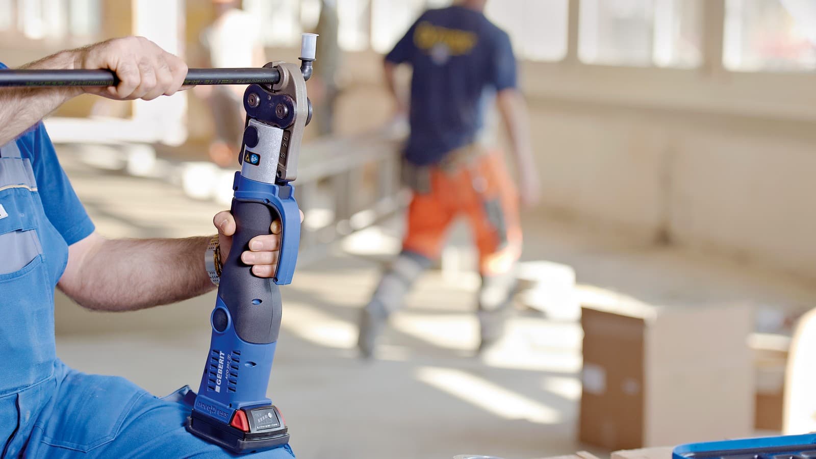 Outil pour le sertissage d’un tube Geberit Mepla Outil pour le sertissage d’un tube Geberit Mepla